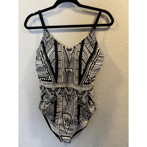Sonnet Shores Other - Sonnet Shores Womens Black White Geometric Tribal One Piece Swimsuit Size 14